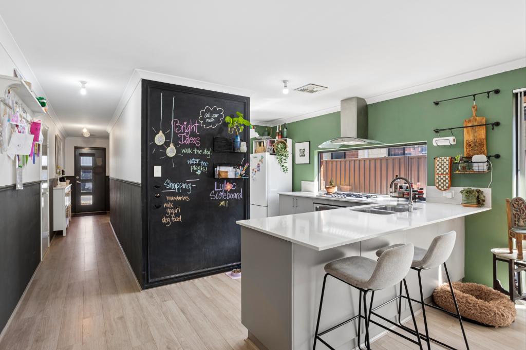 4 SIMCOE WAY, CAVERSHAM, WA 6055