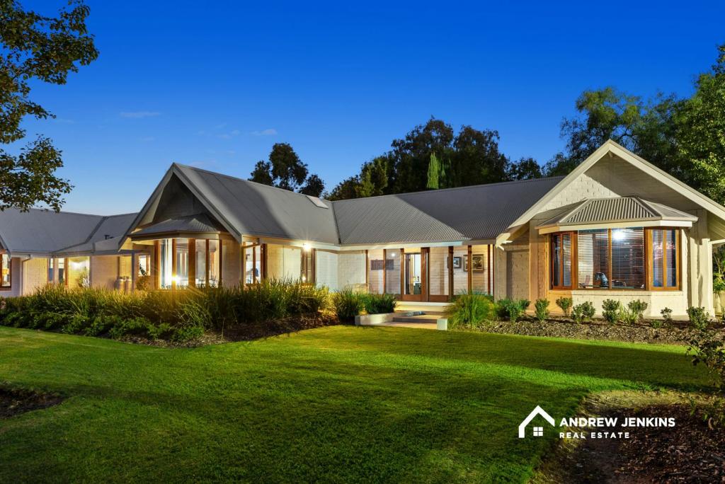 25 Teitz Rd, Koonoomoo, VIC 3644