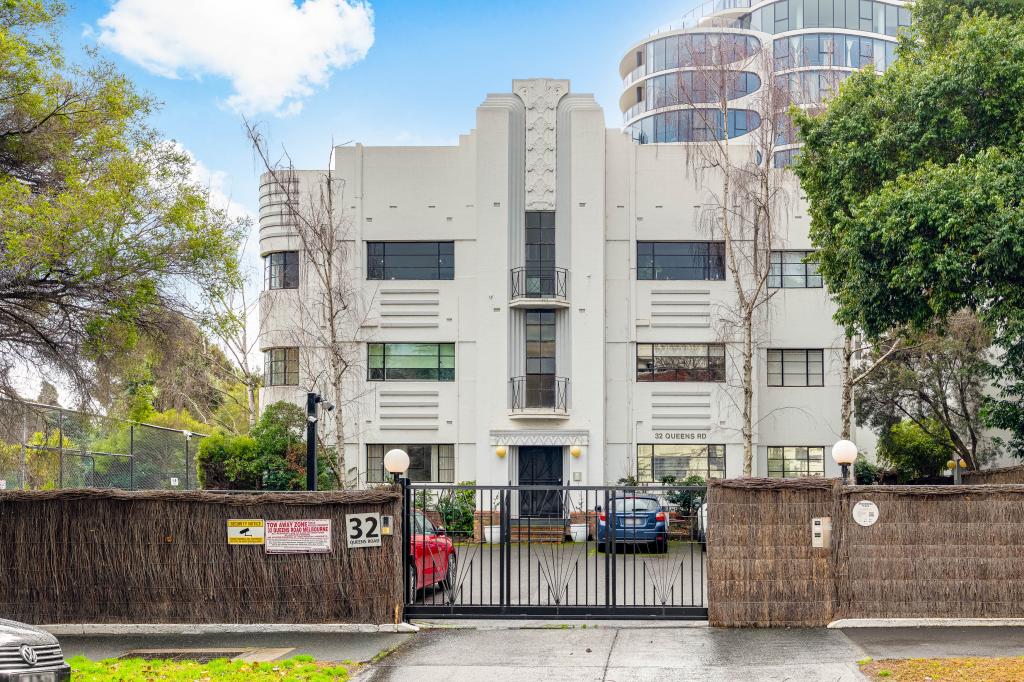 18/32 Queens Rd, Melbourne, VIC 3004