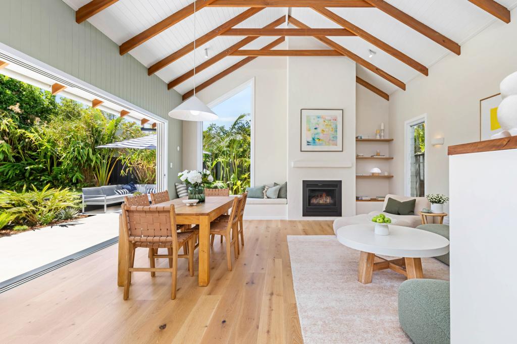 144 Macquarie Gr, Caves Beach, NSW 2281