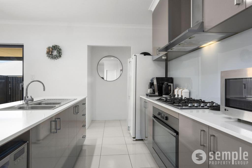 8 Aquamarine Pde, Treeby, WA 6164