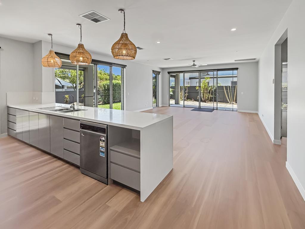 2 RUTHENIUM CT, HOPE ISLAND, QLD 4212