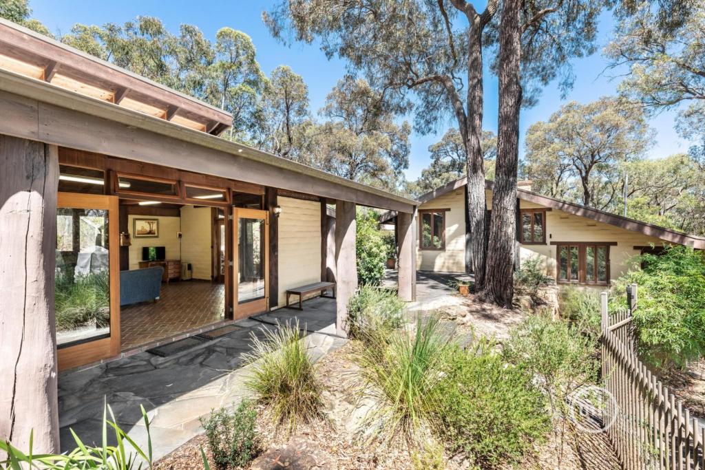 945 Kangaroo Ground St Andrews Road, Smiths Gully, VIC 3760