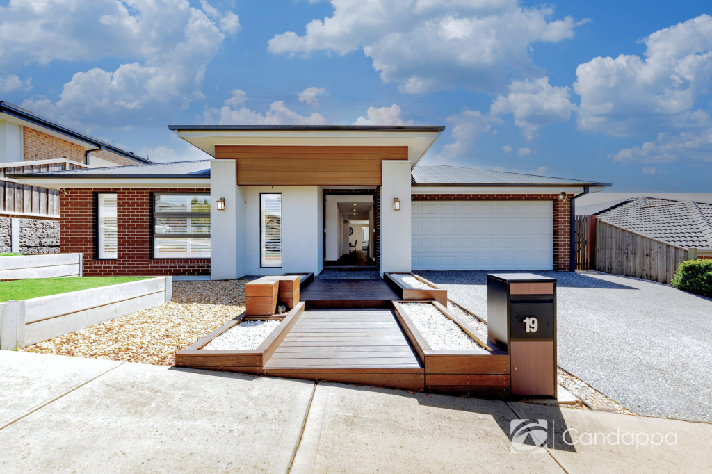 19 WATTLEGLADE AVE, WARRAGUL, VIC 3820