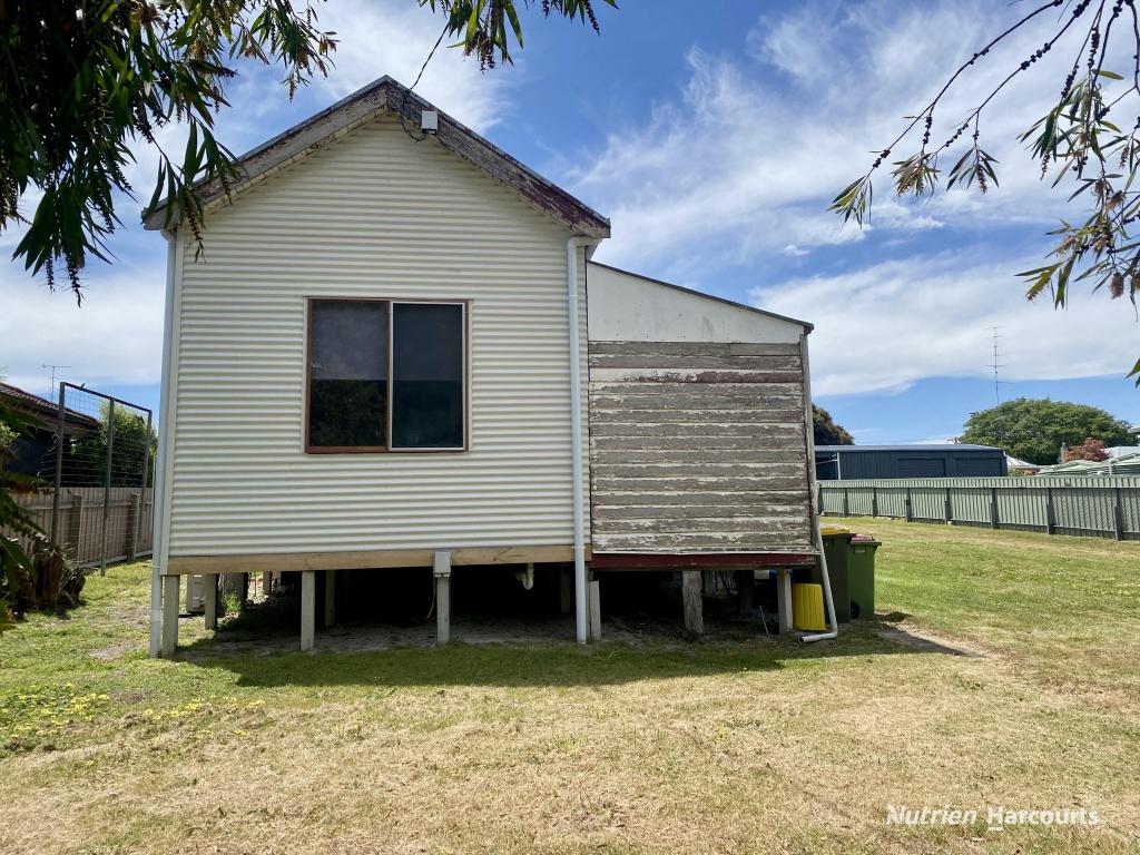 26 ROBERTS ST, CASTERTON, VIC 3311