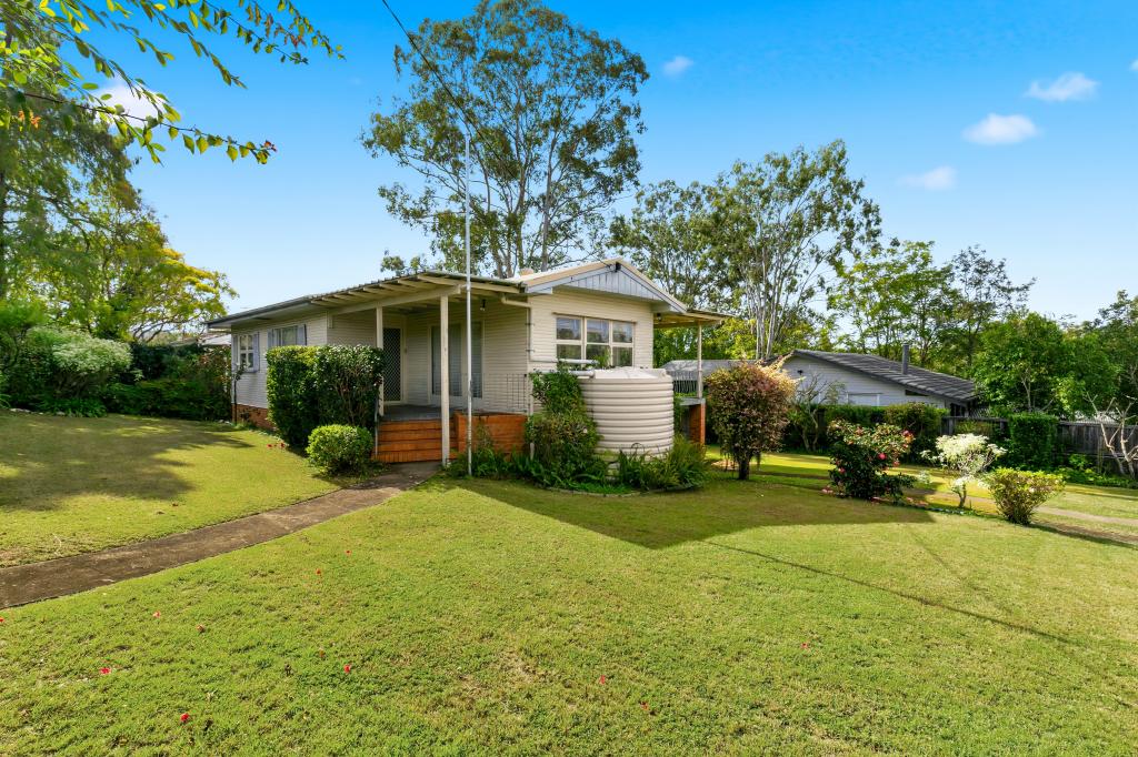 18 Tracey St, Kenmore, QLD 4069