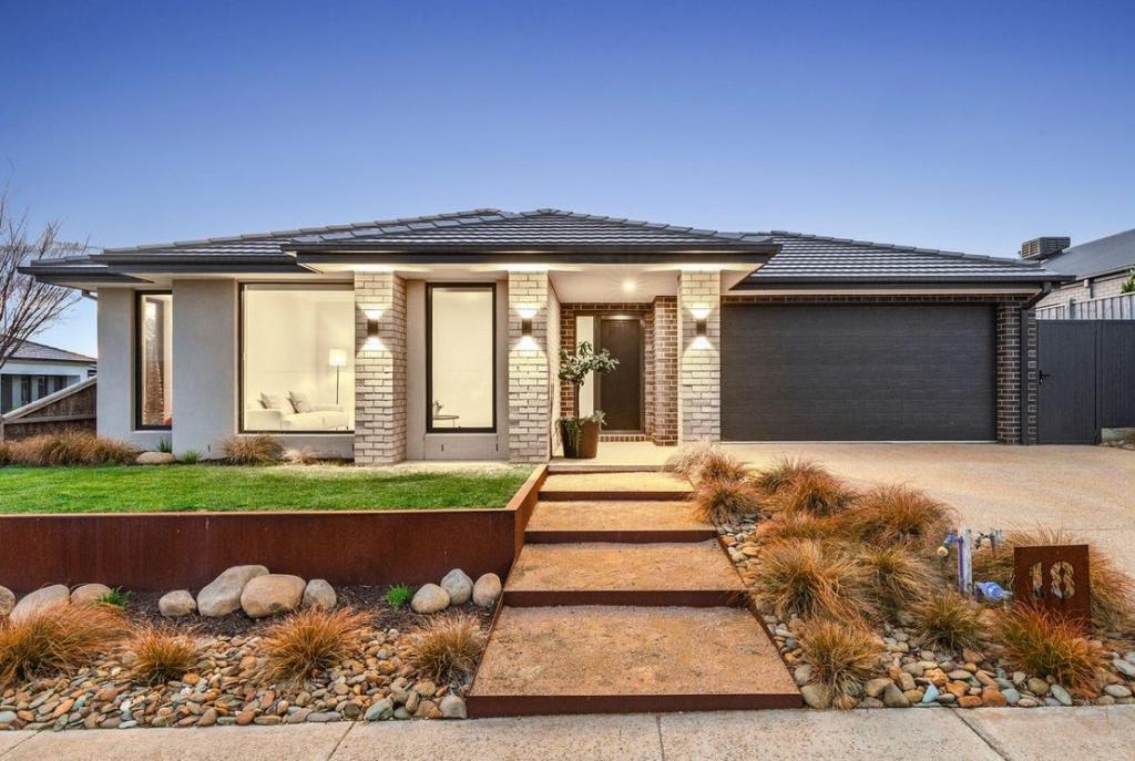 18 NAIRN DR, ARMSTRONG CREEK, VIC 3217