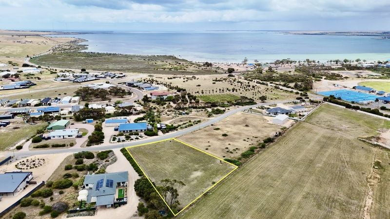 8 Anastasia Ave, Streaky Bay, SA 5680
