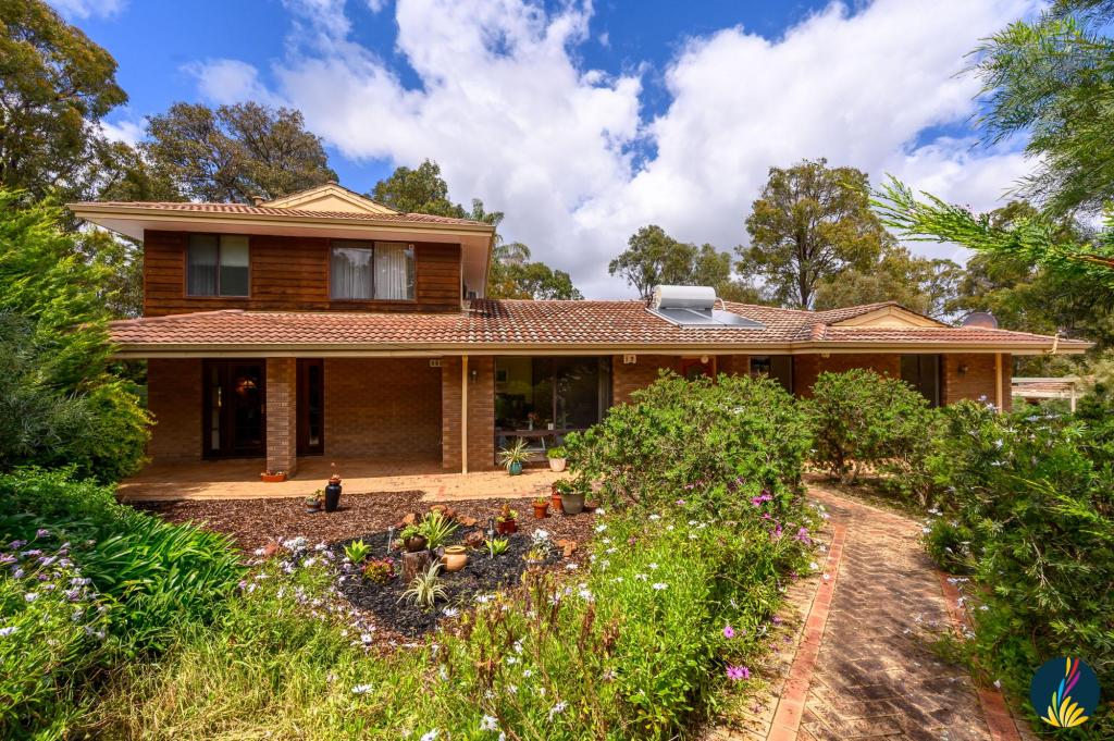 6 Sefton Rd, Roleystone, WA 6111