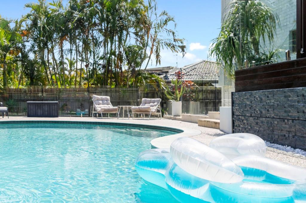 52 Lambros Dr, Benowa, QLD 4217