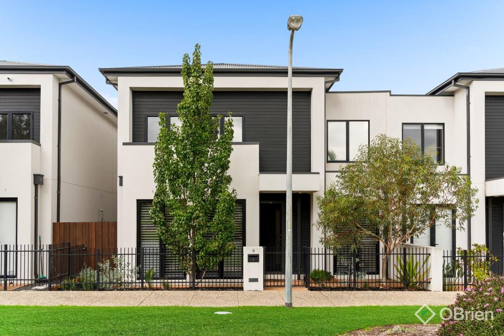 9 FAWKNER WALK, CLYDE NORTH, VIC 3978