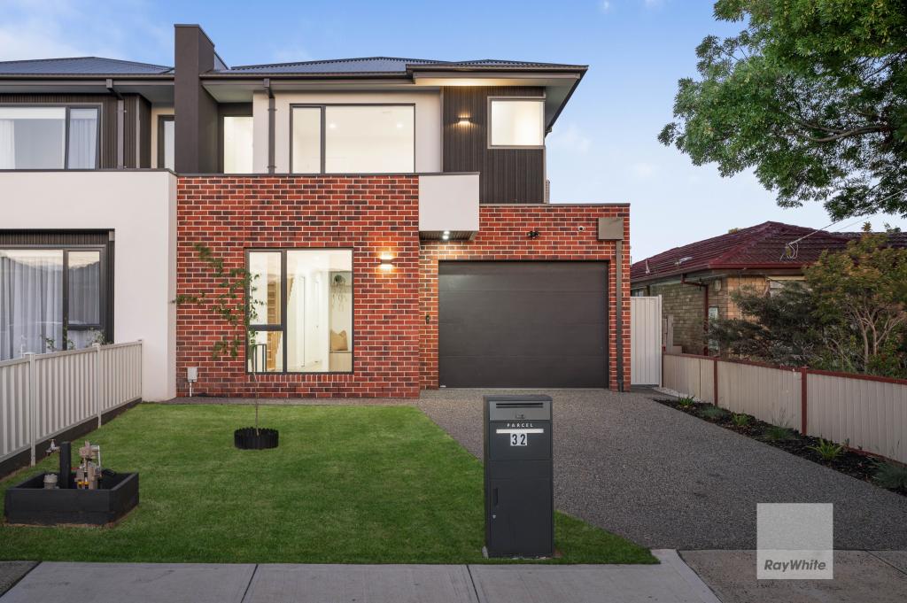 32 LINACRE CRES, GLADSTONE PARK, VIC 3043