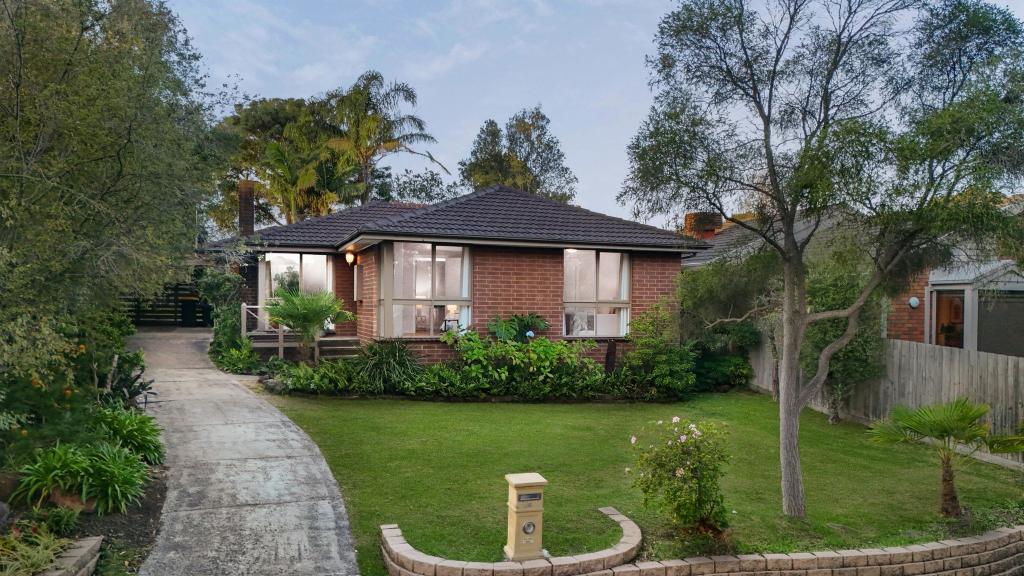 8 Raphael Cres, Frankston, VIC 3199