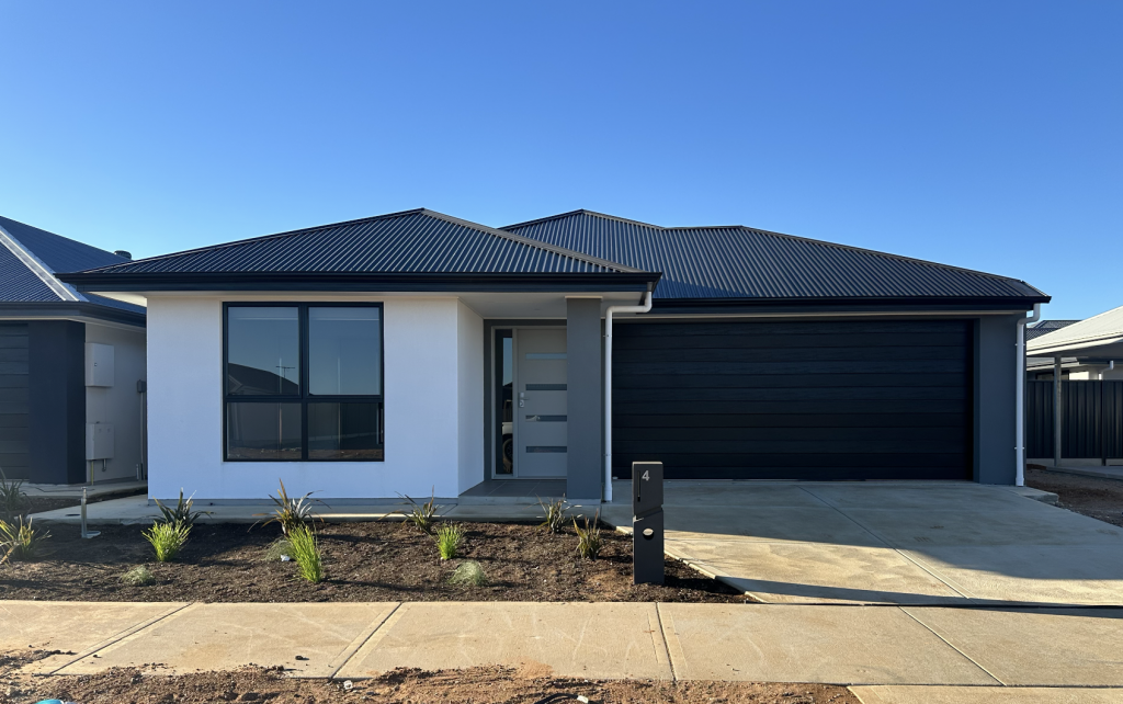 4 GODERICH ST, MUNNO PARA DOWNS, SA 5115