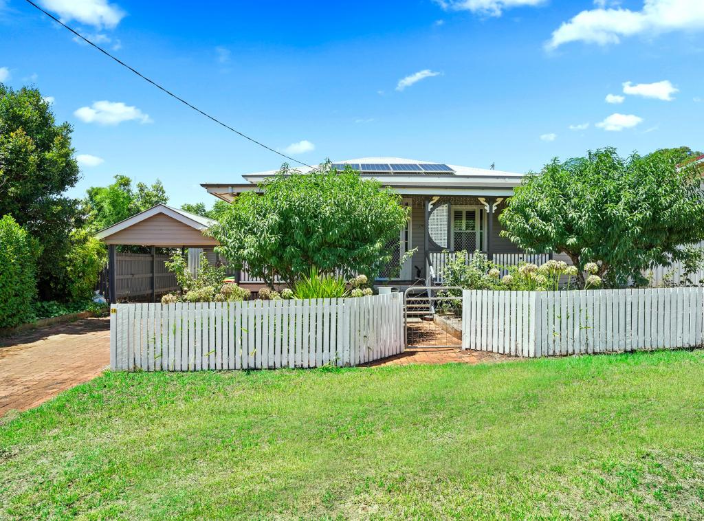 38 Esmond St, Rockville, QLD 4350