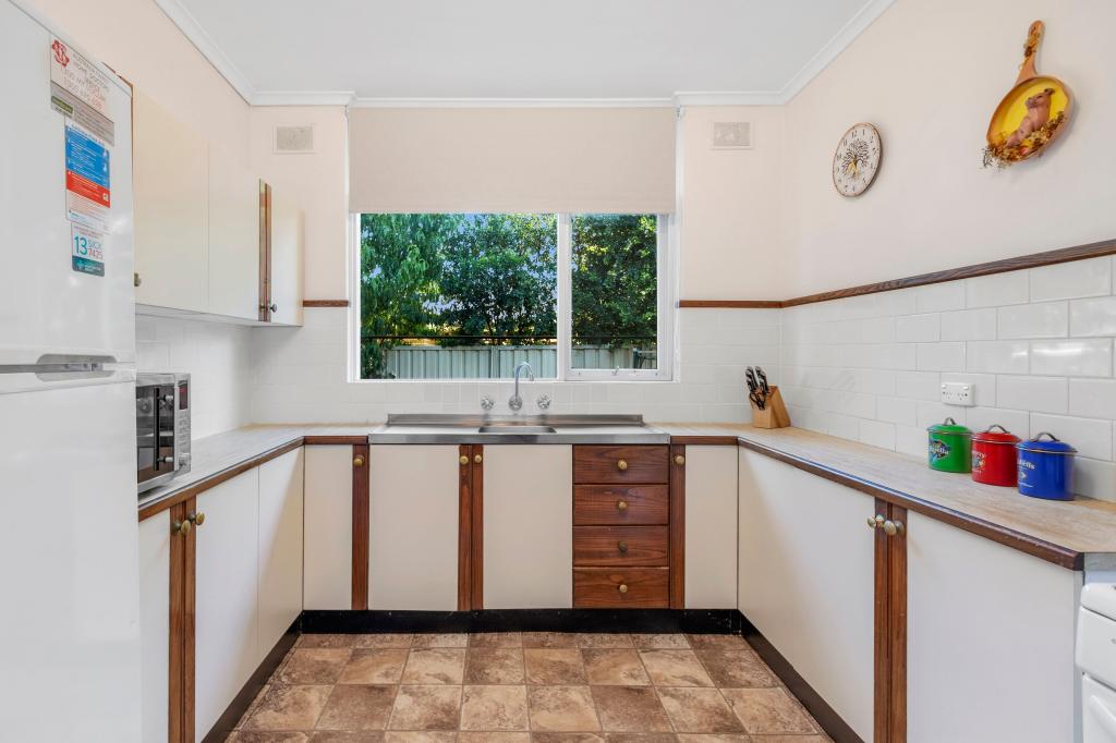10 Maves Rd, Para Hills, SA 5096