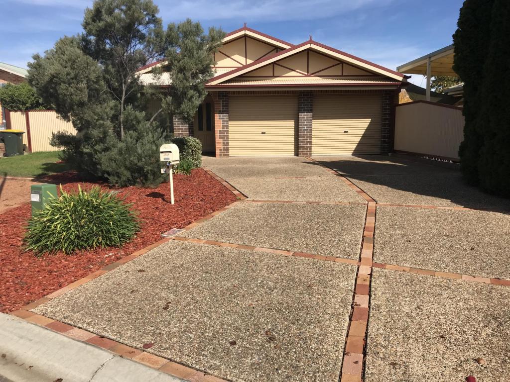 12 Thornhill Cres, Dunlop, ACT 2615