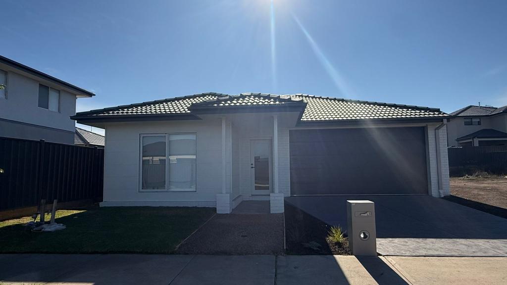 28 KUTJERA ST, MANOR LAKES, VIC 3024
