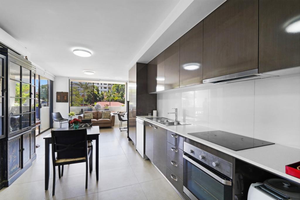 1/43 Lenneberg St, Southport, QLD 4215