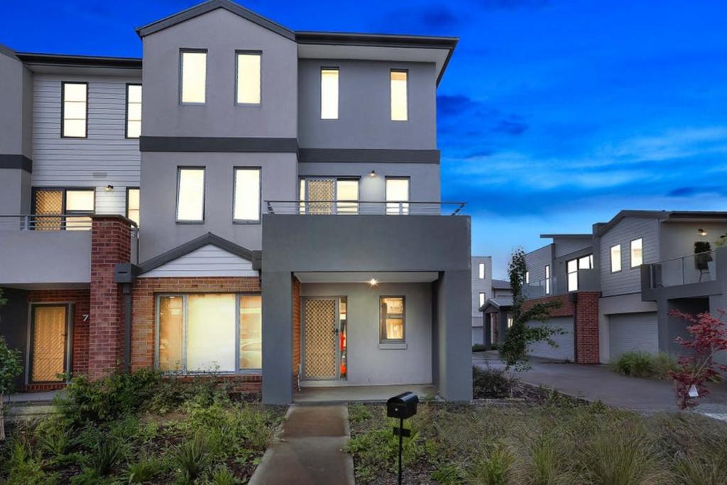 6/10 Mickleham Dr, Cranbourne North, VIC 3977