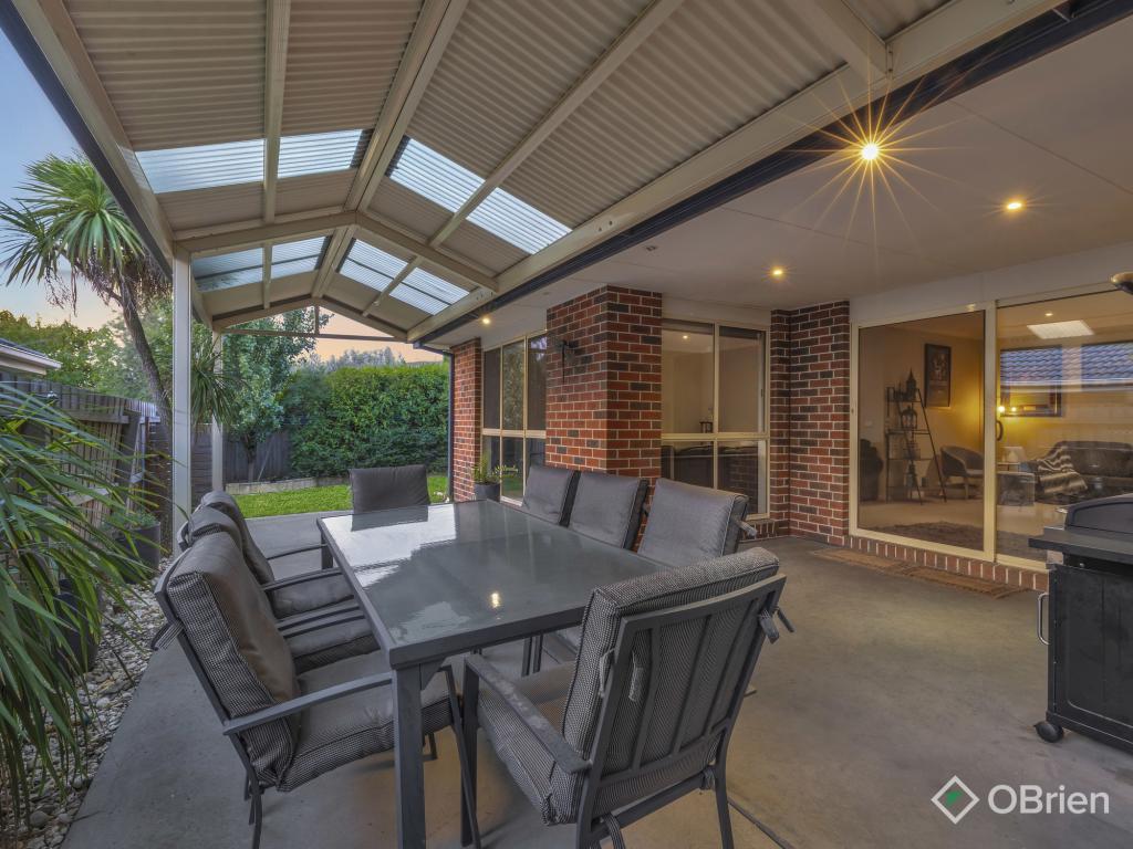 6 Ferndown Dr, Cranbourne, VIC 3977
