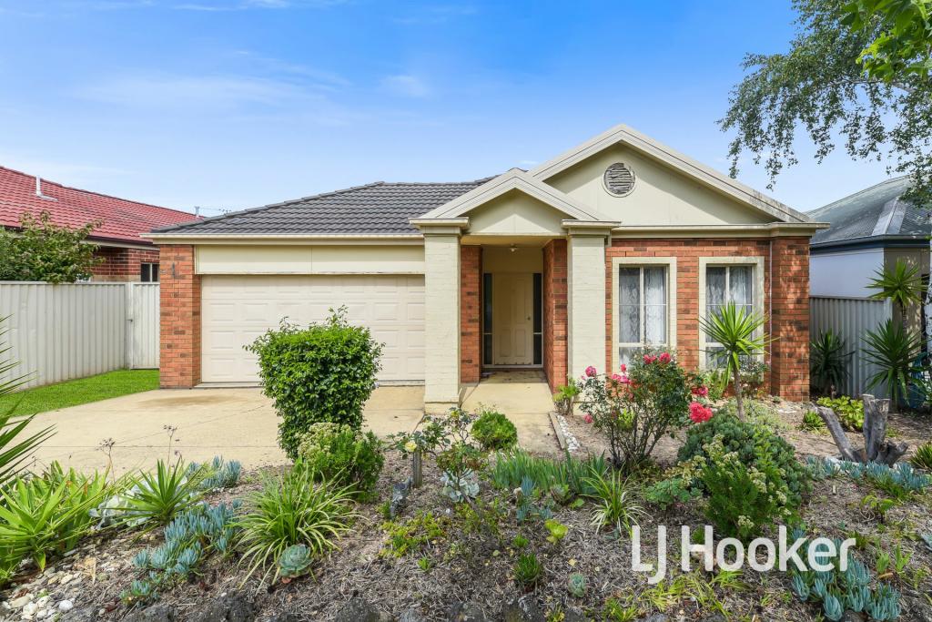 8 St Leonard Way, Pakenham, VIC 3810