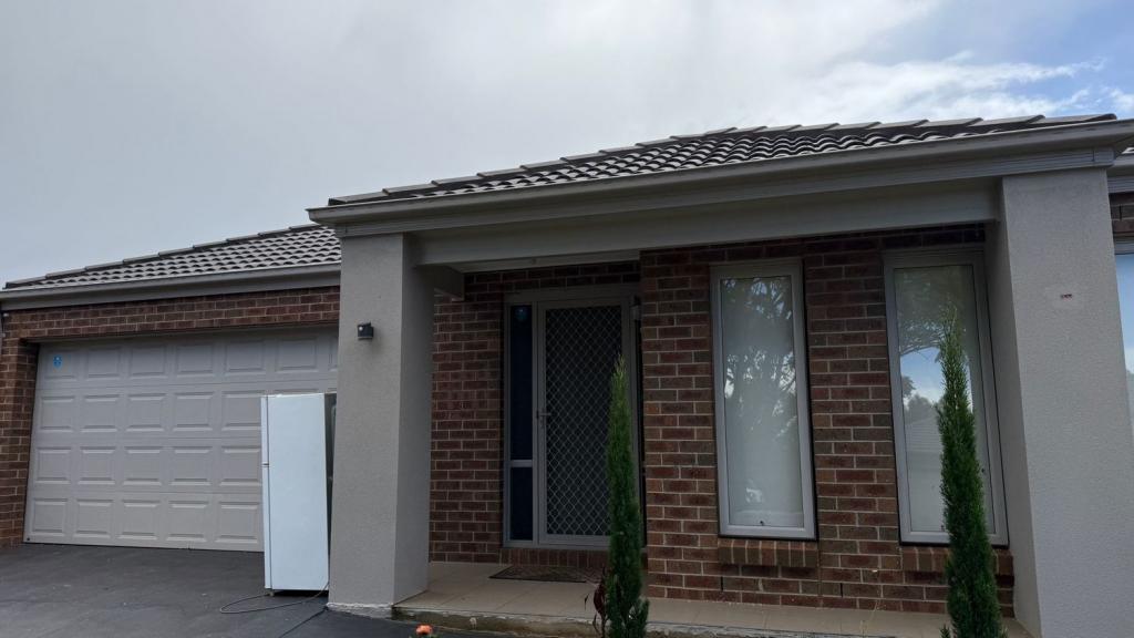 3 CRYSTAL RD, COBBLEBANK, VIC 3338