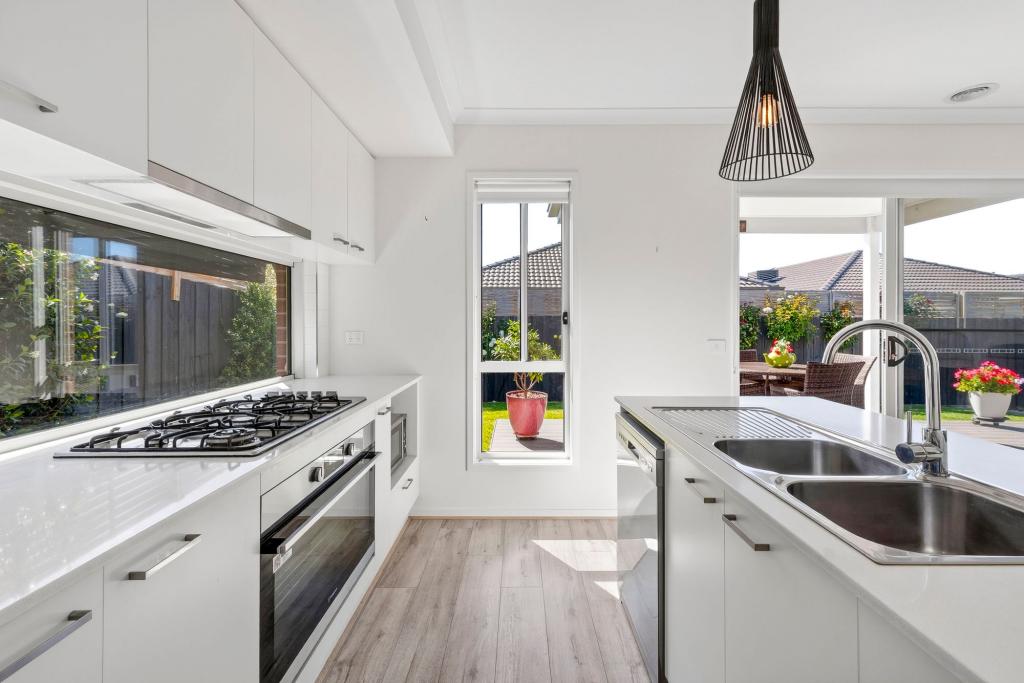 10 HOMELAND WAY, ARMSTRONG CREEK, VIC 3217