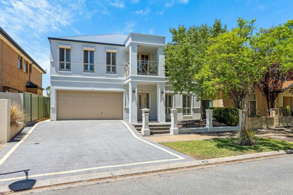 33 Lomond Cct, Mawson Lakes, SA 5095