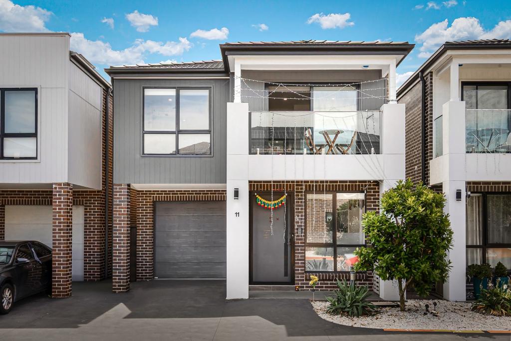 11 LUCKMAN GLD, MARSDEN PARK, NSW 2765