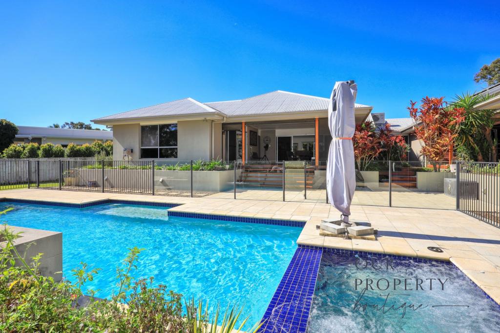 7 Raewood Cl, Coral Cove, QLD 4670