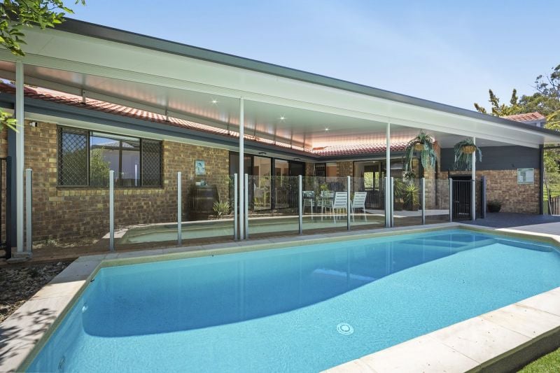 17 Chartwell Dr, Benowa, QLD 4217