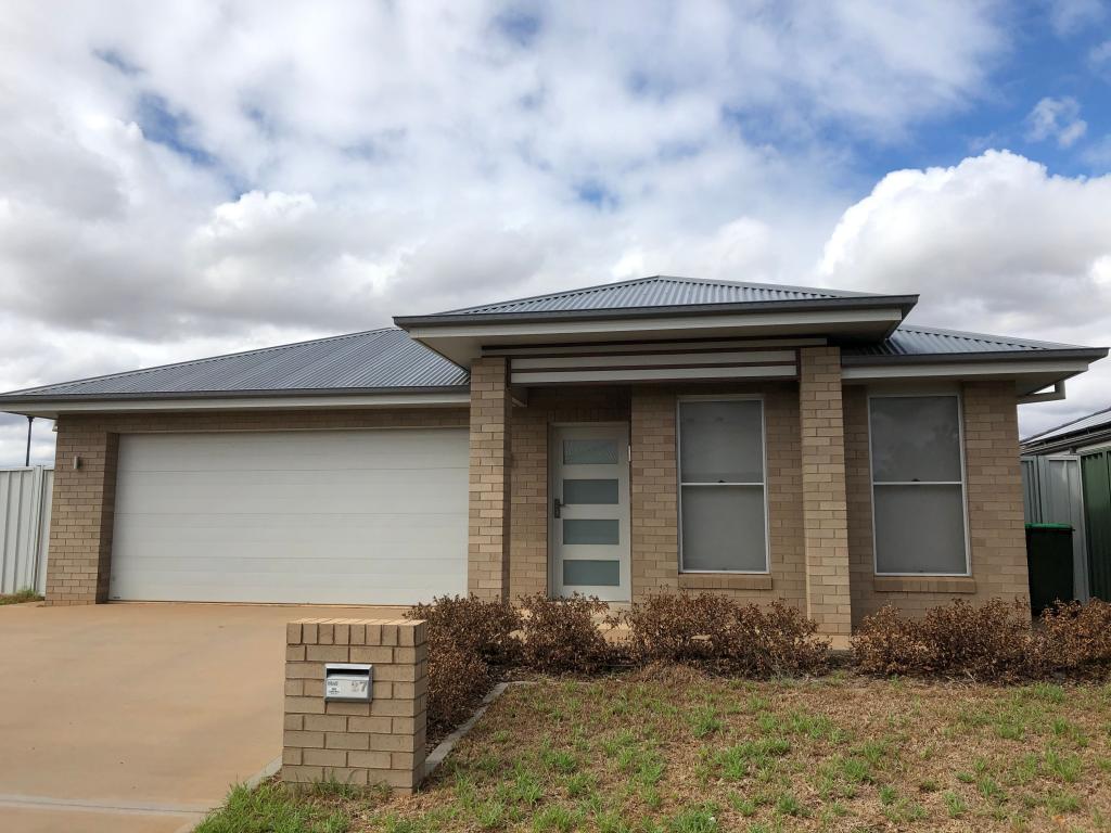 27 Magnolia Bvd, Dubbo, NSW 2830