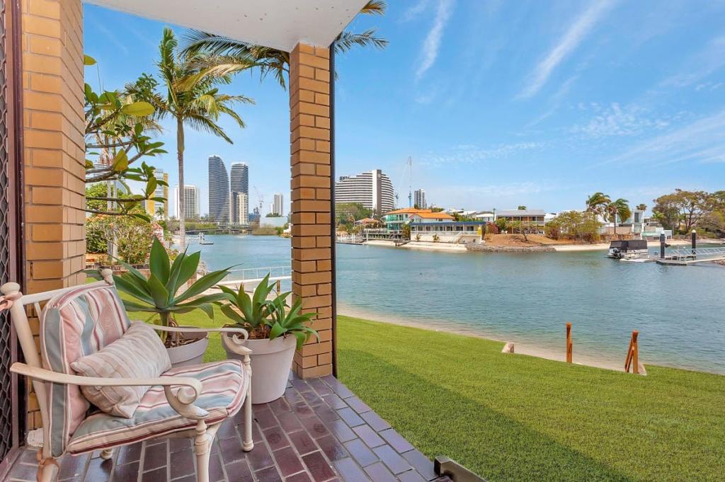 1/18 Sunshine Bvd, Broadbeach Waters, QLD 4218
