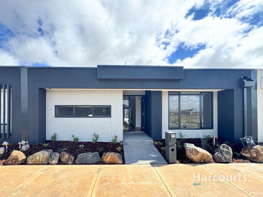 19 BEADNELL PL, STRATHTULLOH, VIC 3338