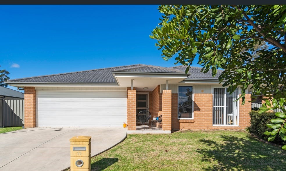 33 Jubilee Cct, Rosemeadow, NSW 2560