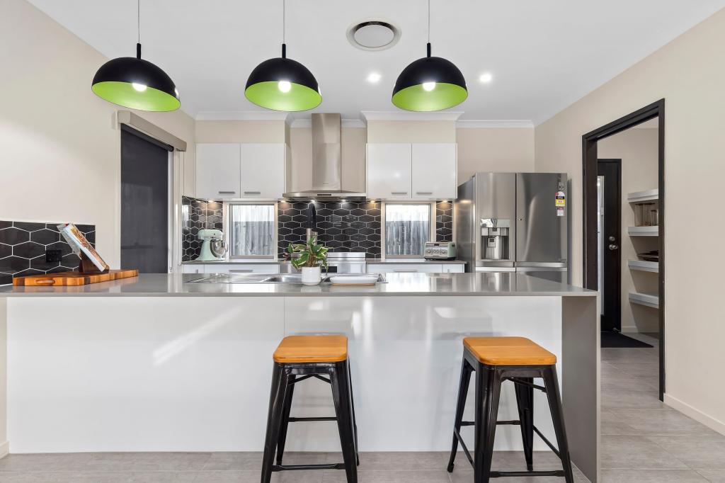 2 CURLEW ST, UPPER KEDRON, QLD 4055