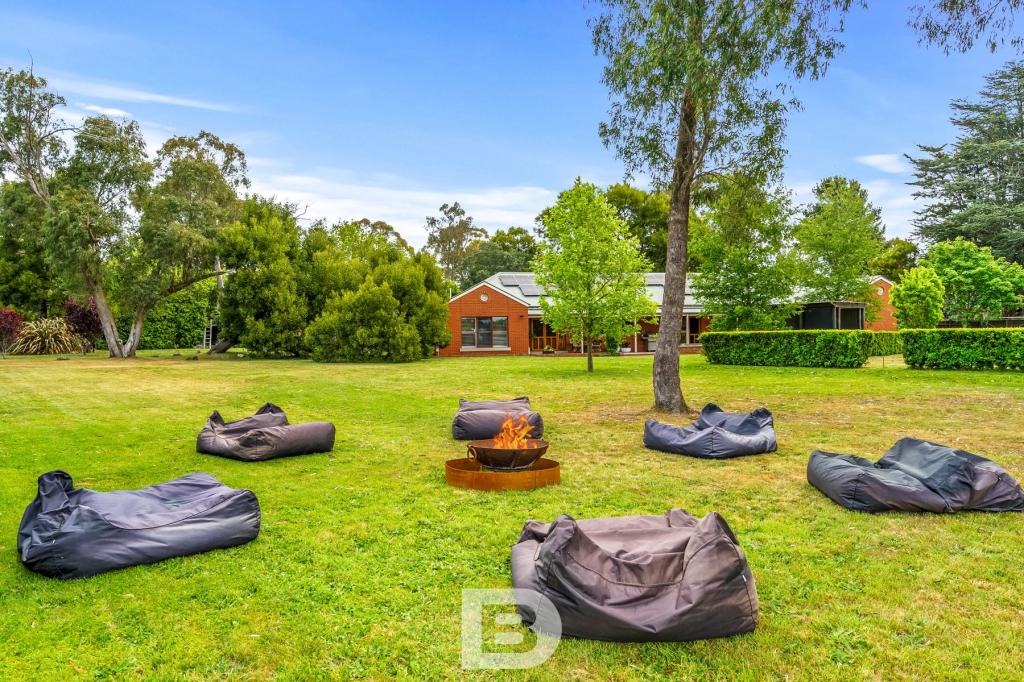 8 LADYE PL, WOODEND, VIC 3442