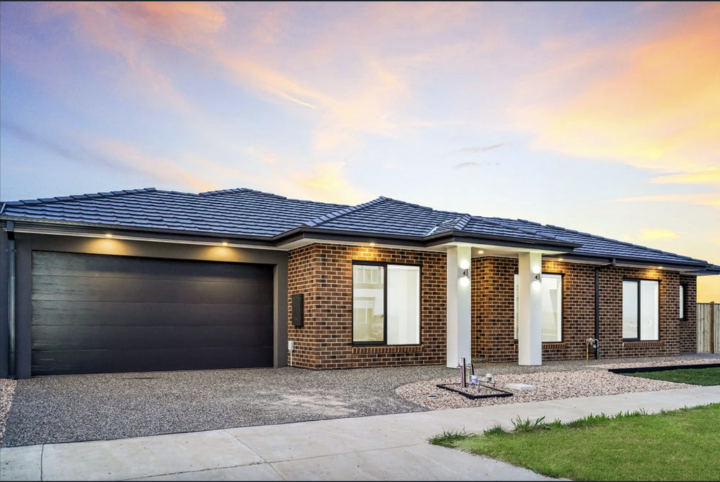 2 Tartan Dr, Clyde North, VIC 3978