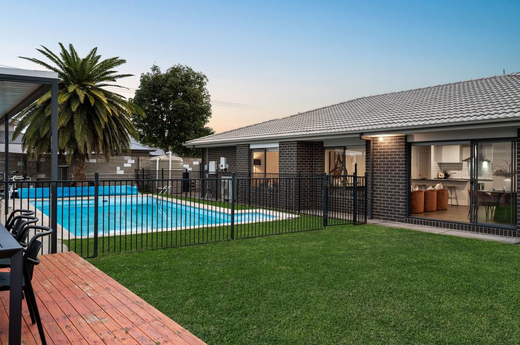 33 Kingborn Ave, Seaton, SA 5023
