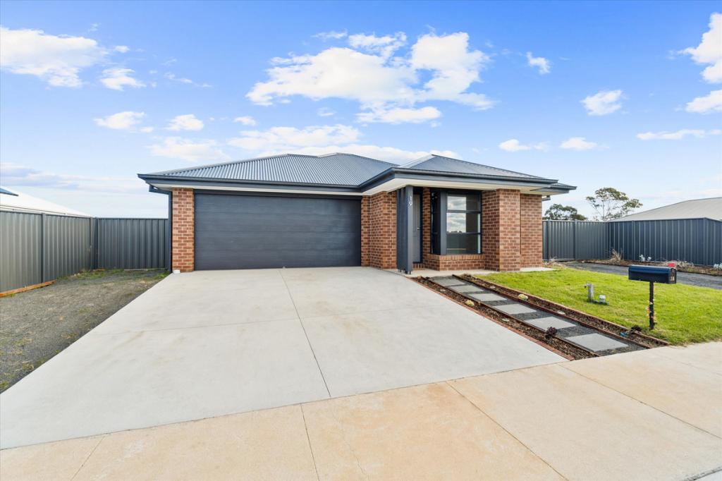 19 WARNOCK WAY, STRATFORD, VIC 3862