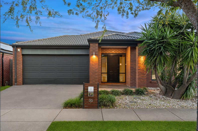 35 Thorngrove Ave, Craigieburn, VIC 3064