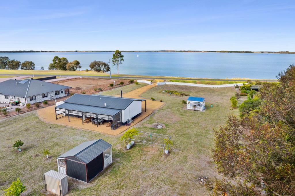 15 Frontage Rd, Lake Bolac, VIC 3351