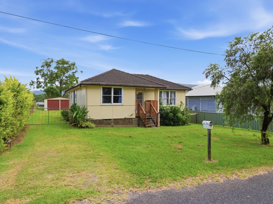 15 WEIR ST, NANA GLEN, NSW 2450