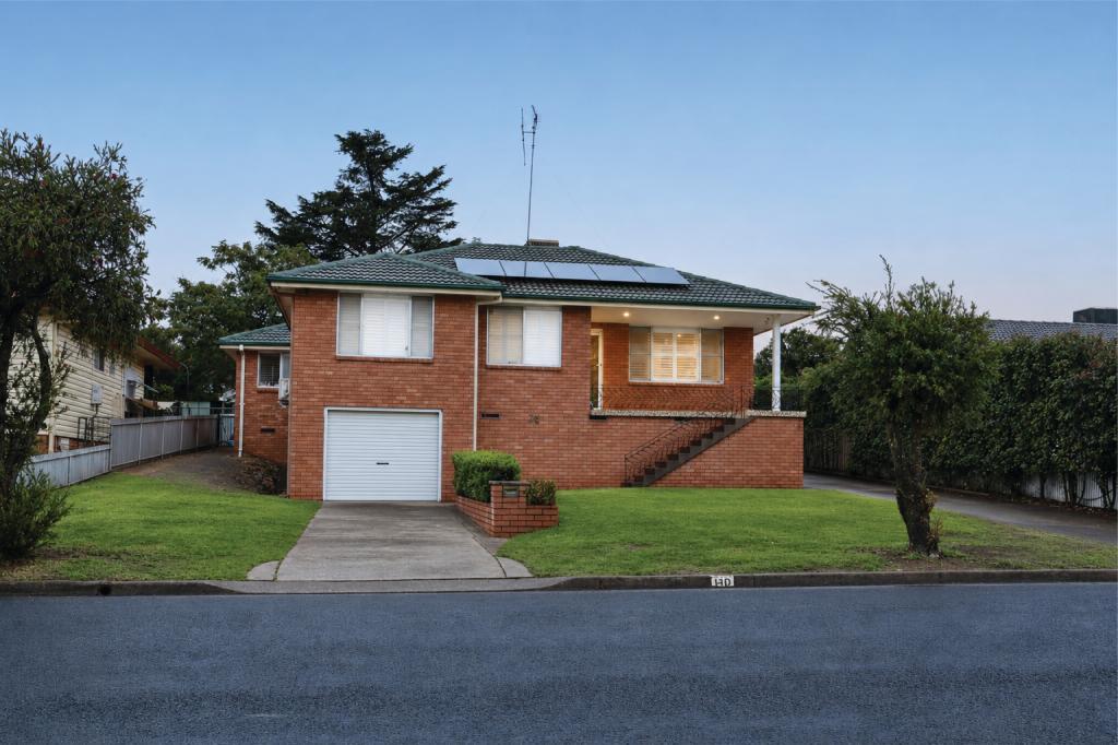 26 MOOR ST, PARKES, NSW 2870