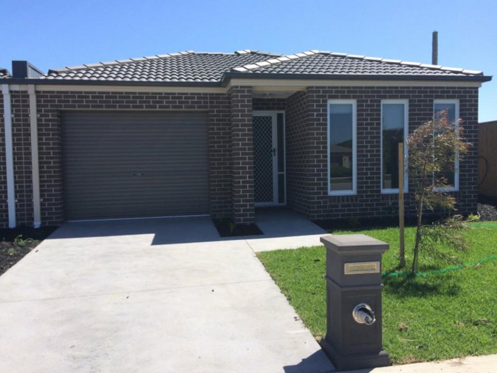 11 BIBURY ST, CRANBOURNE NORTH, VIC 3977