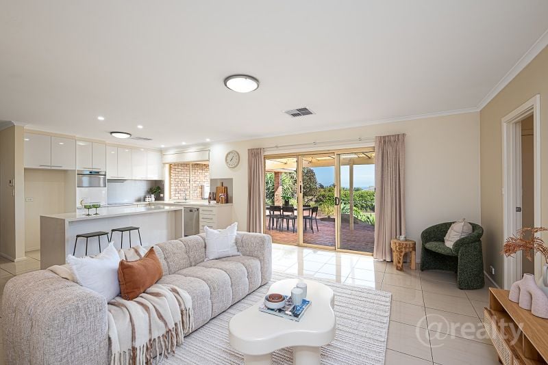 8 Genoa Ct, Hallett Cove, SA 5158