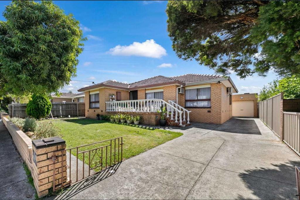 16 Meadowbank Dr, Sunshine North, VIC 3020