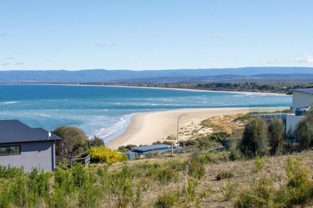 3 MEIKA PL, COLES BAY, TAS 7215