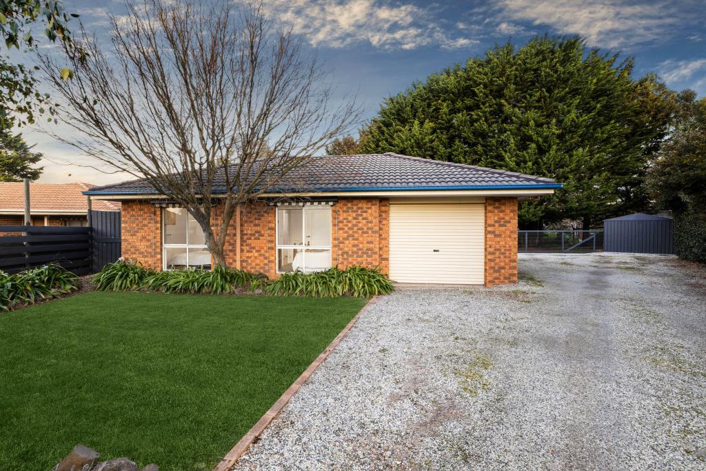 11 Citrinus Ct, Romsey, VIC 3434